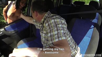 Černovlasá kurvička vyjebaná v autě