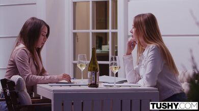 Nádherné brunetky svádějí profesora do trojky