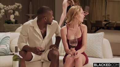 Kelly Collins a Nata Gold sdílejí velkého černého ptáka