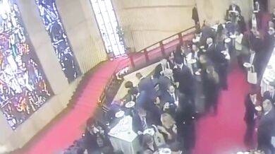 Politik zakopl na schodech a hlavou prorazil historickou vitráž v Římě