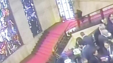 Politik zakopl na schodech a hlavou prorazil historickou vitráž v Římě