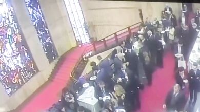 Politik zakopl na schodech a hlavou prorazil historickou vitráž v Římě