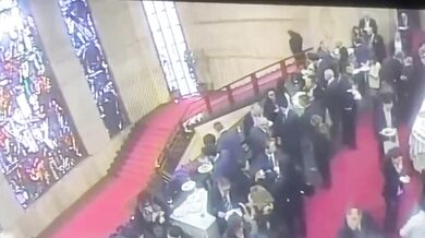 Politik zakopl na schodech a hlavou prorazil historickou vitráž v Římě
