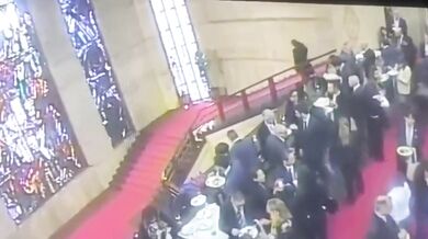 Politik zakopl na schodech a hlavou prorazil historickou vitráž v Římě