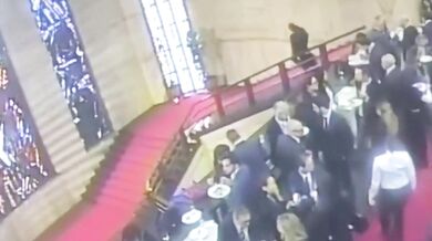 Politik zakopl na schodech a hlavou prorazil historickou vitráž v Římě