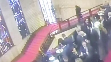 Politik zakopl na schodech a hlavou prorazil historickou vitráž v Římě