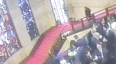 Politik zakopl na schodech a hlavou prorazil historickou vitráž v Římě