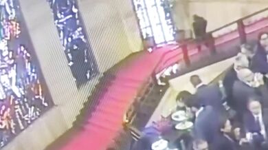 Politik zakopl na schodech a hlavou prorazil historickou vitráž v Římě