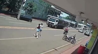 Motorkář srazil dvě ženy přecházející přes silnici