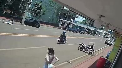 Motorkář srazil dvě ženy přecházející přes silnici