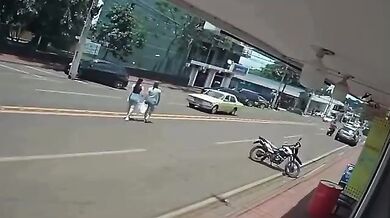 Motorkář srazil dvě ženy přecházející přes silnici