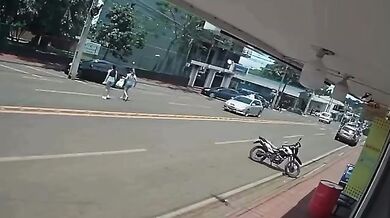 Motorkář srazil dvě ženy přecházející přes silnici