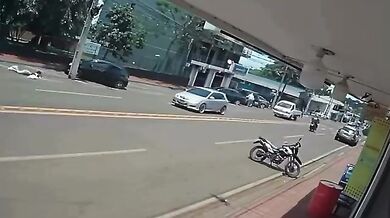 Motorkář srazil dvě ženy přecházející přes silnici