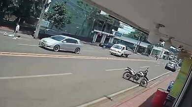 Motorkář srazil dvě ženy přecházející přes silnici