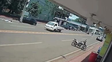 Motorkář srazil dvě ženy přecházející přes silnici