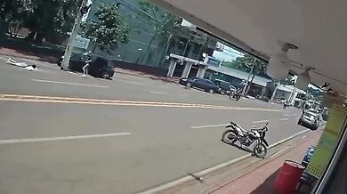 Motorkář srazil dvě ženy přecházející přes silnici