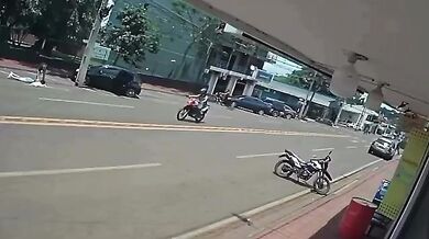 Motorkář srazil dvě ženy přecházející přes silnici