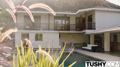 Lana Rhoades nenechá masivního černého ptáka jen tak utéct