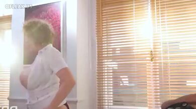 Prsatá MILF doktorka ošuká pacienta