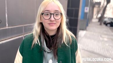 Mladá blondýnka tvrdě ošukaná starým tlustým chlapem