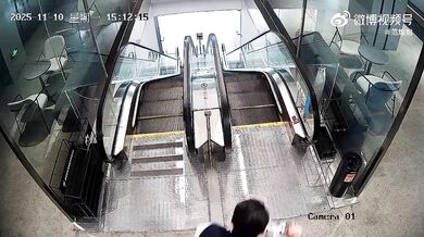 Na kole po eskalátoru