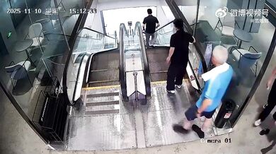 Na kole po eskalátoru