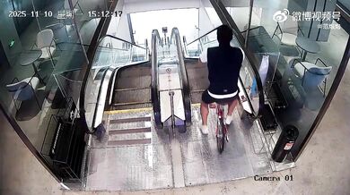 Na kole po eskalátoru