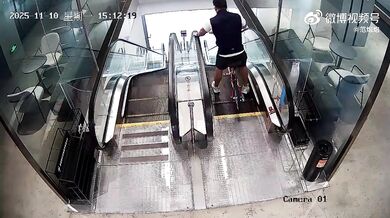 Na kole po eskalátoru