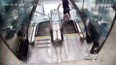 Na kole po eskalátoru