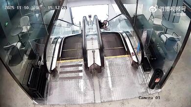 Na kole po eskalátoru