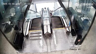 Na kole po eskalátoru