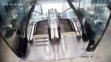 Na kole po eskalátoru