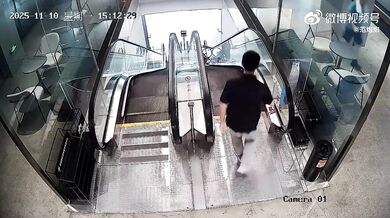 Na kole po eskalátoru