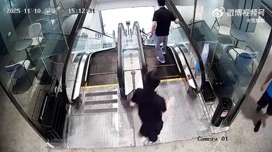 Na kole po eskalátoru