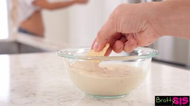 Blondýnka s velkými prsy Luna Luxe se posmívá nevlastnímu bratrovi, dokud jí...