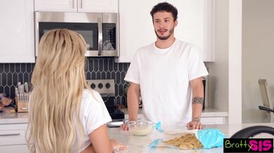 Blondýnka s velkými prsy Luna Luxe se posmívá nevlastnímu bratrovi, dokud jí...