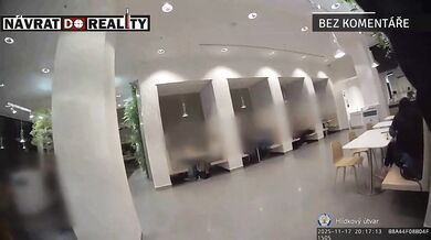 Sedmnáctiletá dívka pobodala člena SPD v pražském metru po konfliktu na Národní třídě