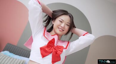 Asijská kráska Lulu Chu v cosplayi šuká s velkým ptákem