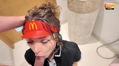 Roztomilá dívka z McDonald's zpackala objednávku, ale pak všechno napravila