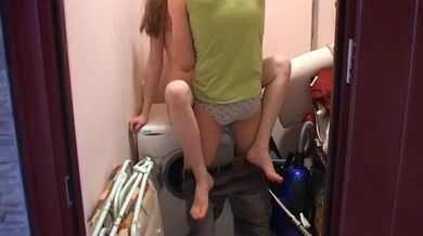 Amatérka šukající v kumbále na pračce