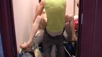 Amatérka šukající v kumbále na pračce