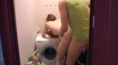 Amatérka šukající v kumbále na pračce