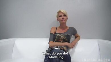 Prsatá krátkovlasá amatérka Petra na castingu