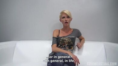 Prsatá krátkovlasá amatérka Petra na castingu