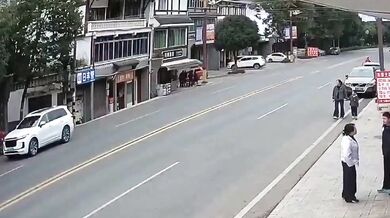 Srážka dítěte přebíhající silnici