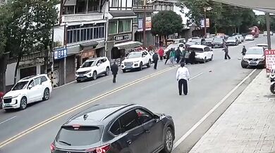 Srážka dítěte přebíhající silnici