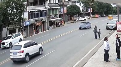 Srážka dítěte přebíhající silnici