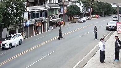 Srážka dítěte přebíhající silnici