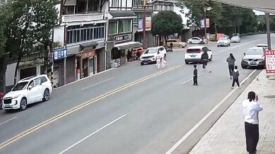 Srážka dítěte přebíhající silnici