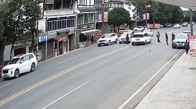 Srážka dítěte přebíhající silnici